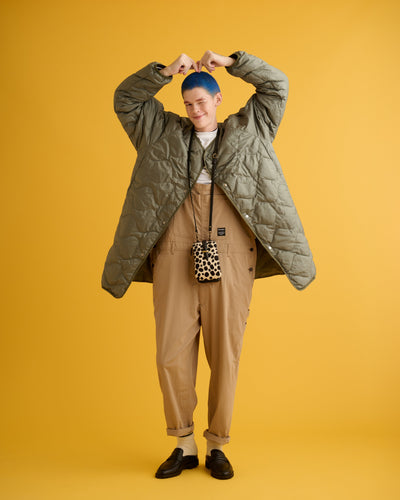 シンプルなお散歩スタイルには<br>インパクトのあるレザーアイテムを