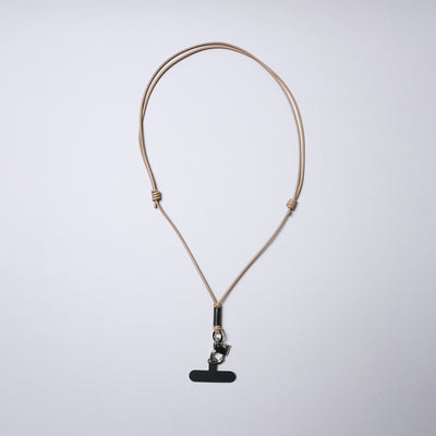 ＜センティ フラター ザ センシーズ＞スマホホルダー付きマルチレザーストラップ（プルアップフック）/キャメル