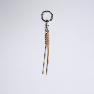 <SENTI FLATTER THE SENSES> Leather Blade Key Chain / Ivory