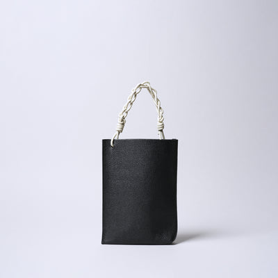 <SENTI FLATTER THE SENSES> Shrink Leather Chain Handle Mini Bag / Ivory x Black
