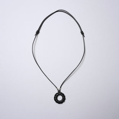 <SENTI FLATTER THE SENSES> Leather Blade Circle Necklace / Ivory