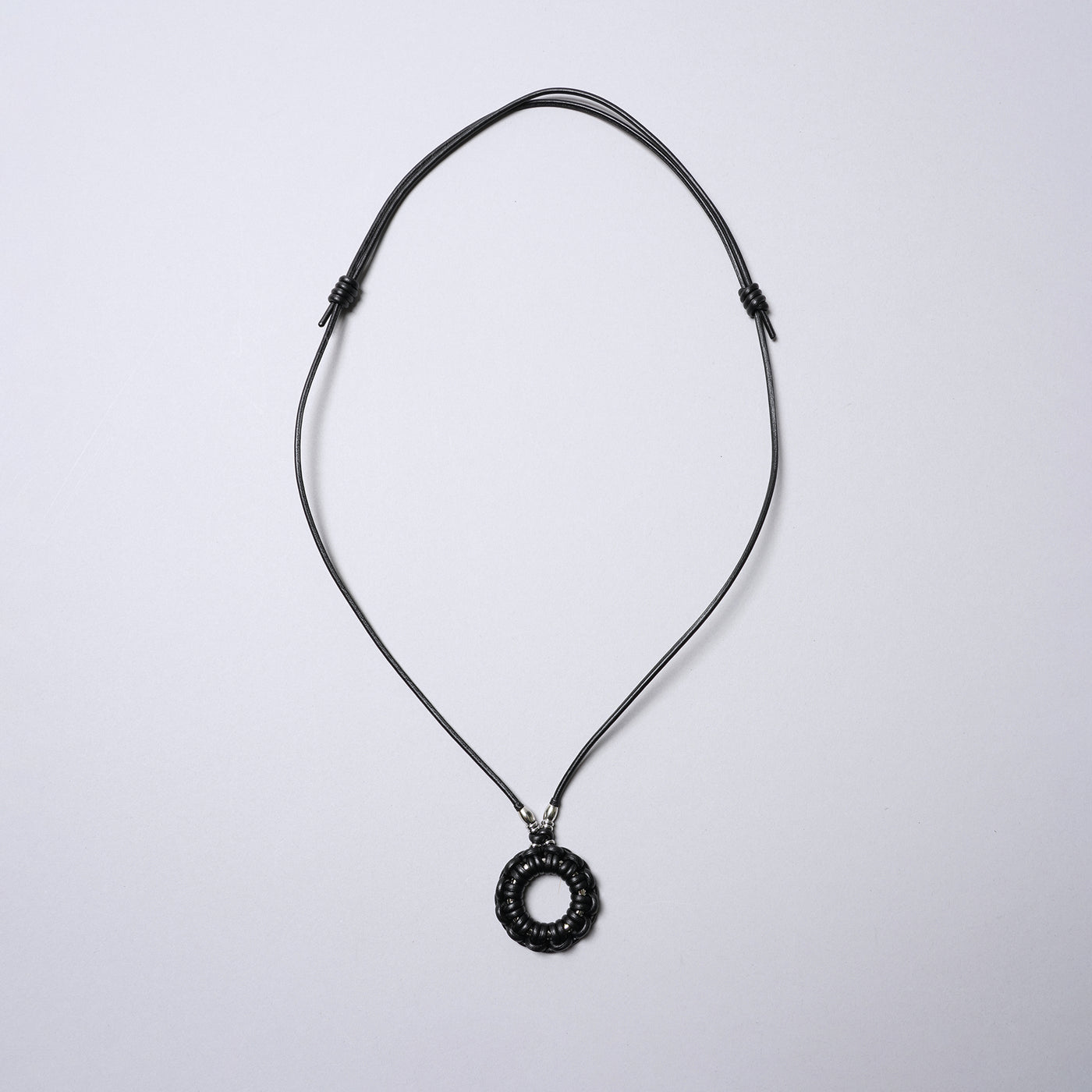 <SENTI FLATTER THE SENSES> Leather Blade Circle Necklace / Black