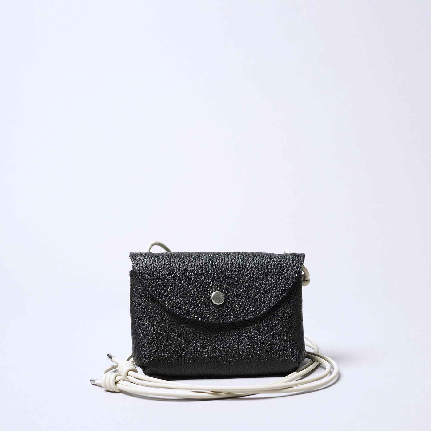 <SENTI FLATTER THE SENSES> Shrink Leather Neck Wallet / Black x Ivory