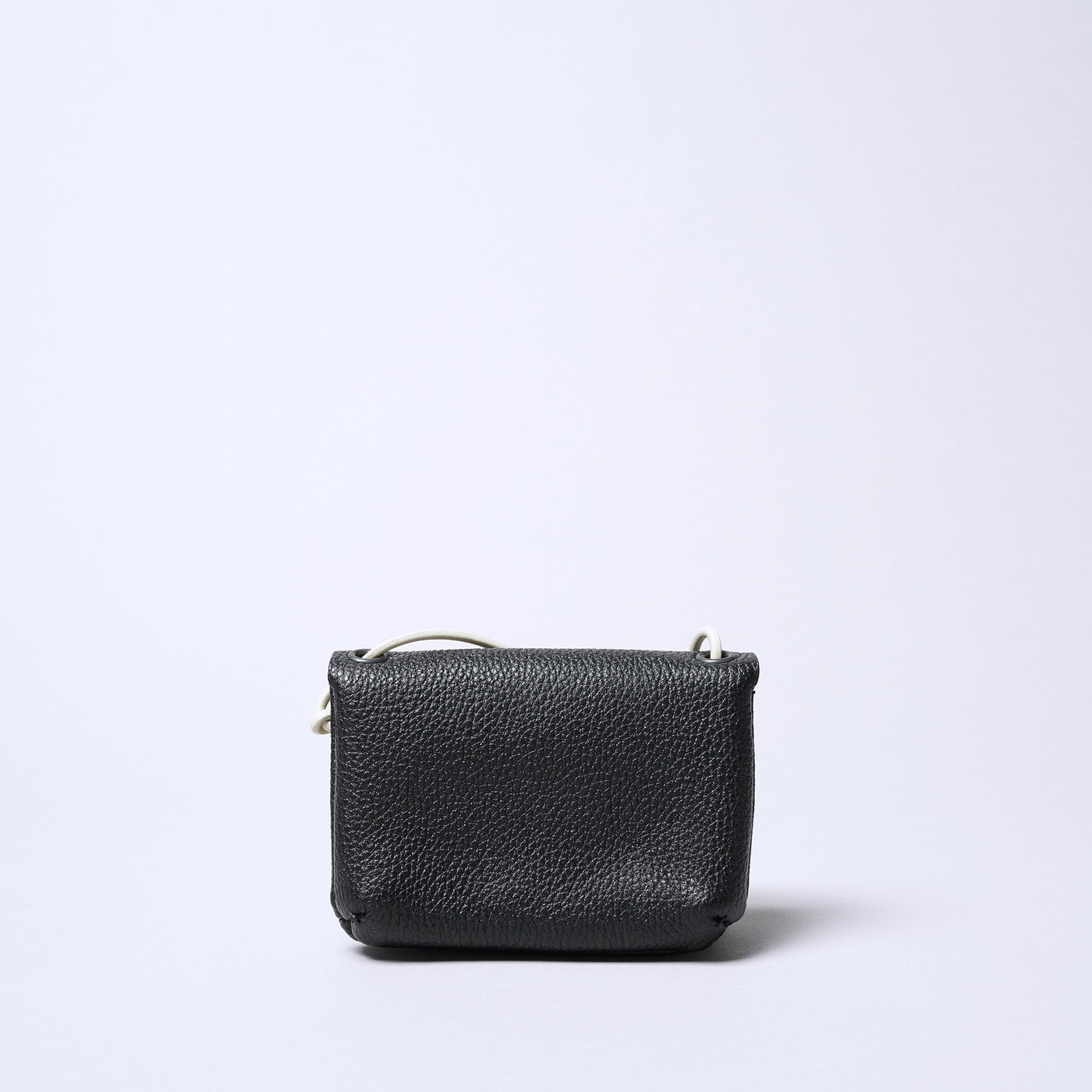<SENTI FLATTER THE SENSES> Shrink Leather Neck Wallet / Black x Ivory