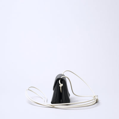 <SENTI FLATTER THE SENSES> Shrink Leather Neck Wallet / Black x Ivory