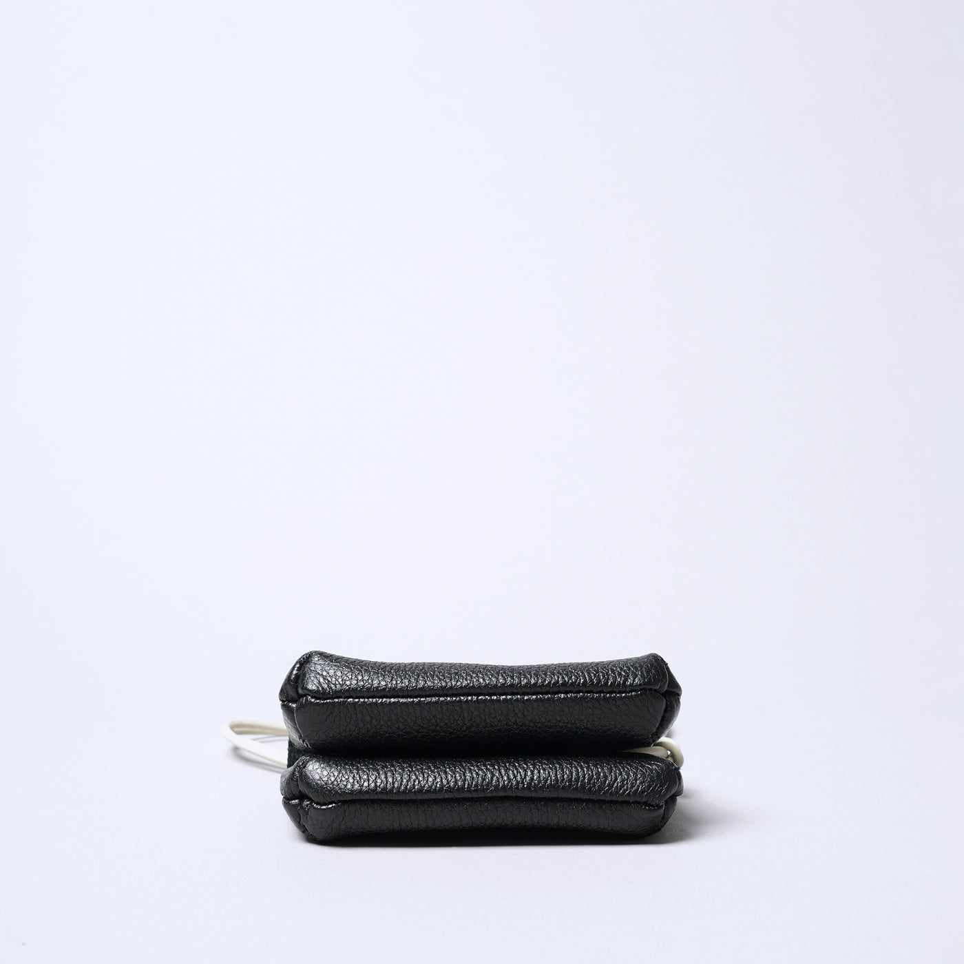 <SENTI FLATTER THE SENSES> Shrink Leather Neck Wallet / Black x Ivory