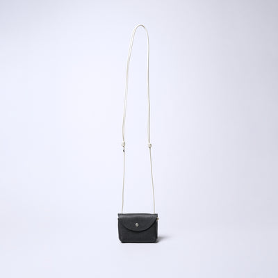 <SENTI FLATTER THE SENSES> Shrink Leather Neck Wallet / Black x Ivory