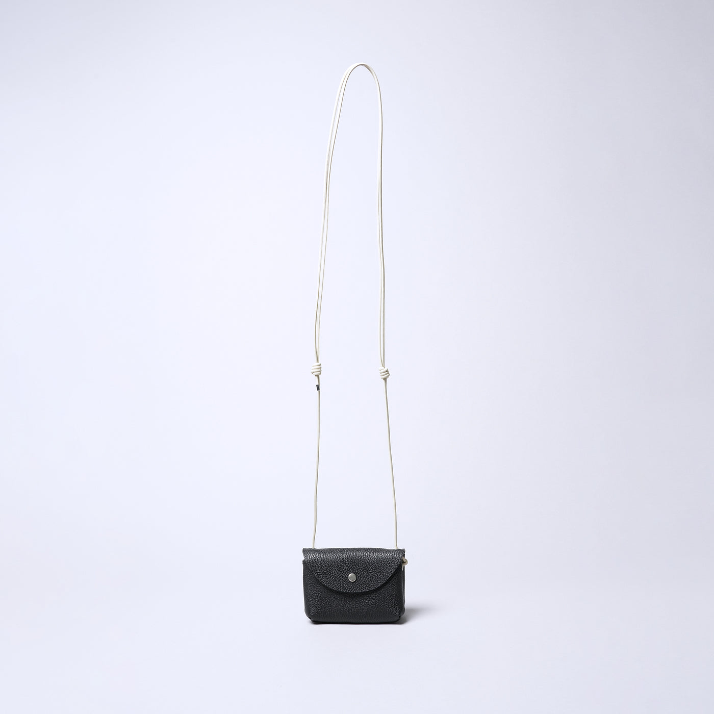 <SENTI FLATTER THE SENSES> Shrink Leather Neck Wallet / Ivory x Black