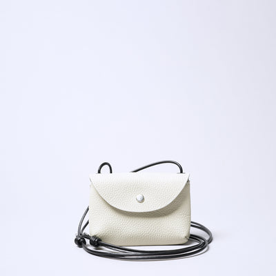 <SENTI FLATTER THE SENSES> Shrink Leather Neck Wallet / Black x Ivory