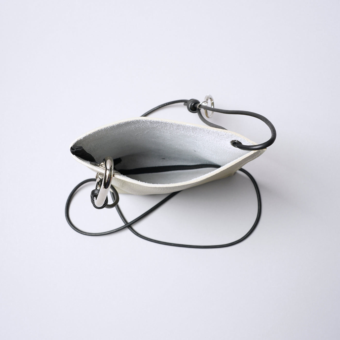 <SENTI FLATTER THE SENSES> Shrink Leather Mini Shoulder Bag / Ivory x Black