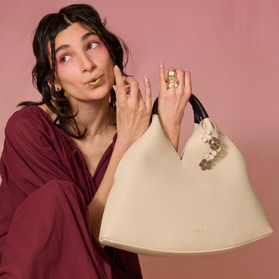 <SOEL> Triangle leather bag that looks beautiful in your hand / Ivory