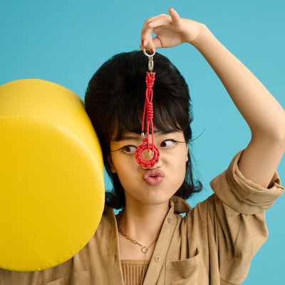 ＜センティ フラター ザ センシーズ＞レザーブレードサークルキーストラップ/レッド