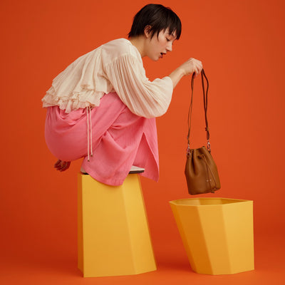 ＜レザリ＞エンボスミニ巾着ショルダー/ゴールド