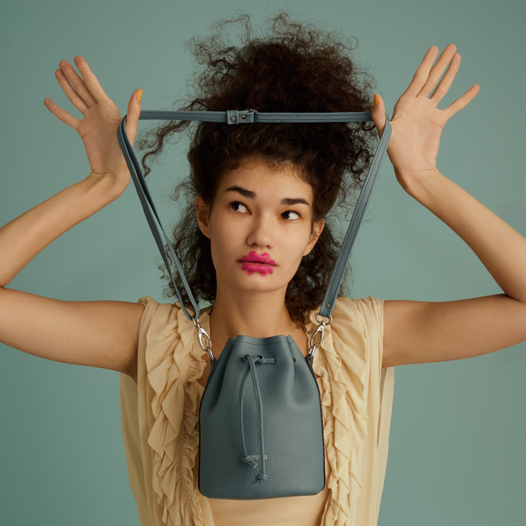 ＜レザリ＞エンボスミニ巾着ショルダー/スカイ