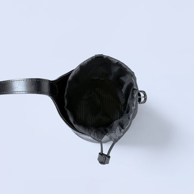 ＜エスティーヌ＞ノワリズムシリーズ レザーバケットバッグ/ブラック