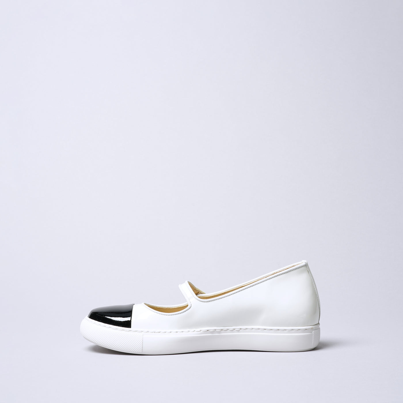 ＜IUI＞單扣帶球鞋/黑色×白色