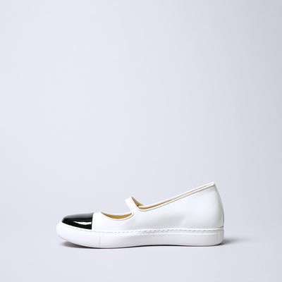 ＜IUI＞單扣帶球鞋/黑色×白色