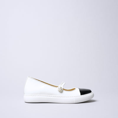 ＜IUI＞單扣帶球鞋/黑色×白色