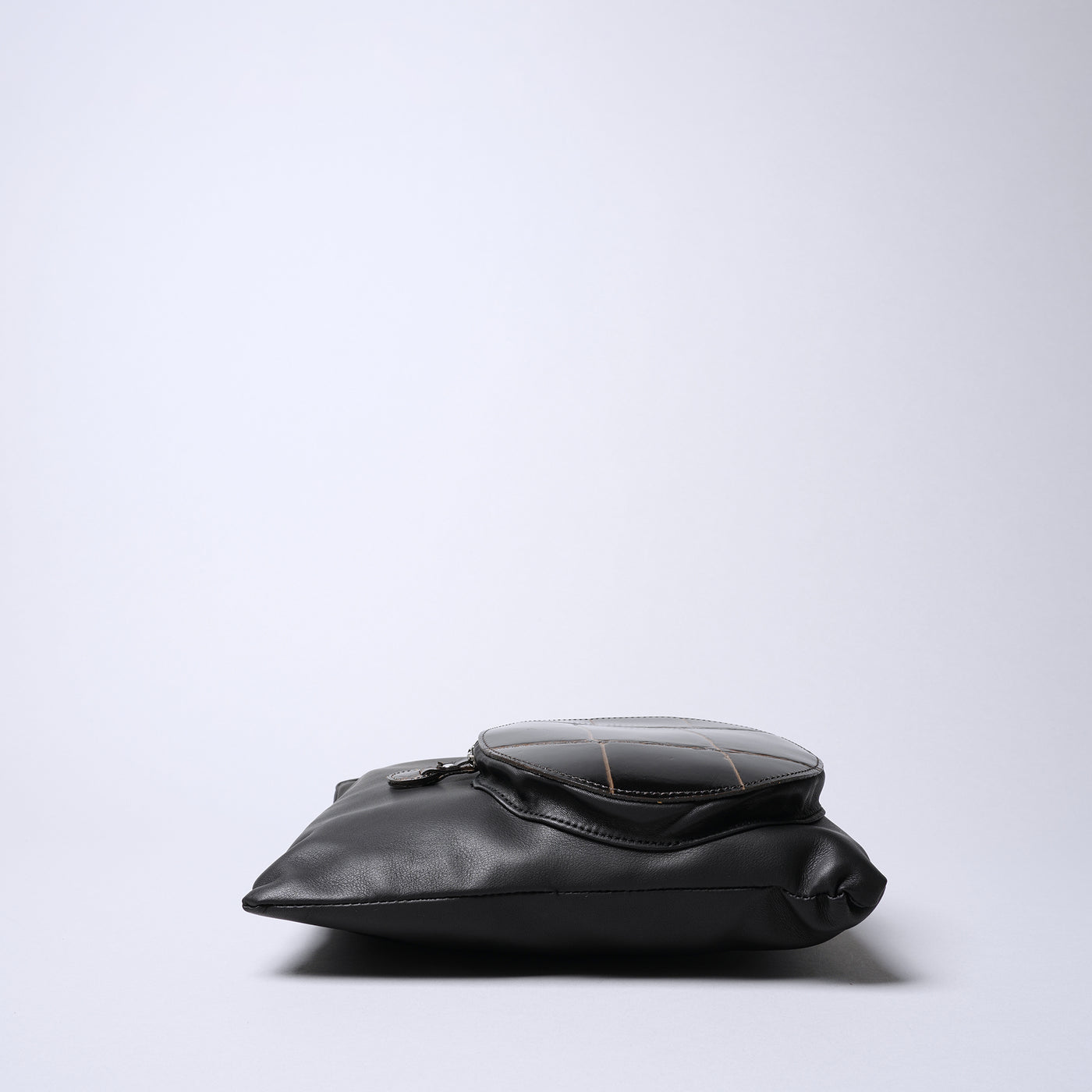 ＜リアルマインド ブラックレーベル＞アポロン 薄マチショルダーバッグ/ブラック