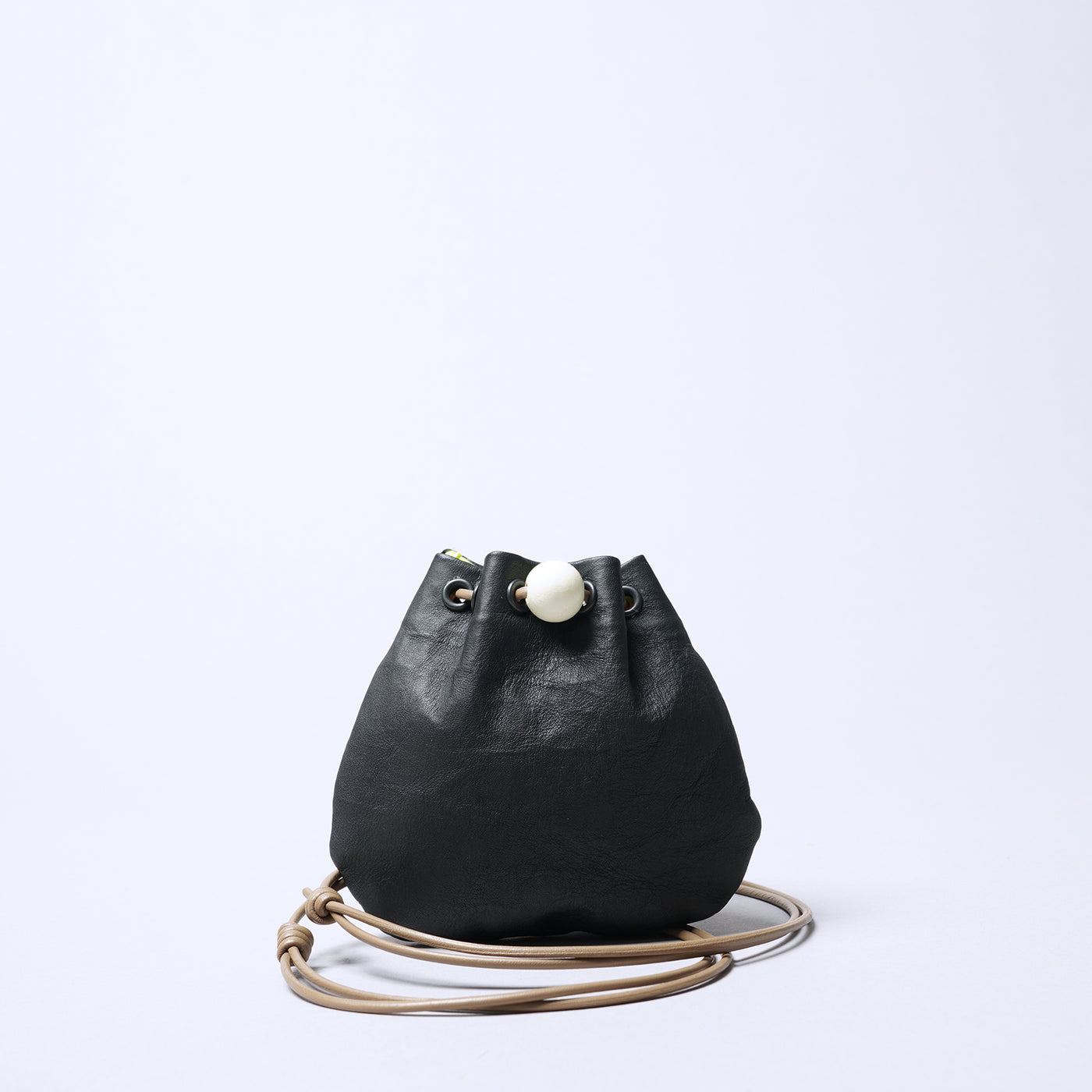 <SENTI FLATTER THE SENSES> Super Lightweight Dyneema Leather Drawstring Bag SS / Black x Camel