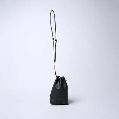 <SENTI FLATTER THE SENSES> Super Lightweight Dyneema Leather Drawstring Bag M  / Black