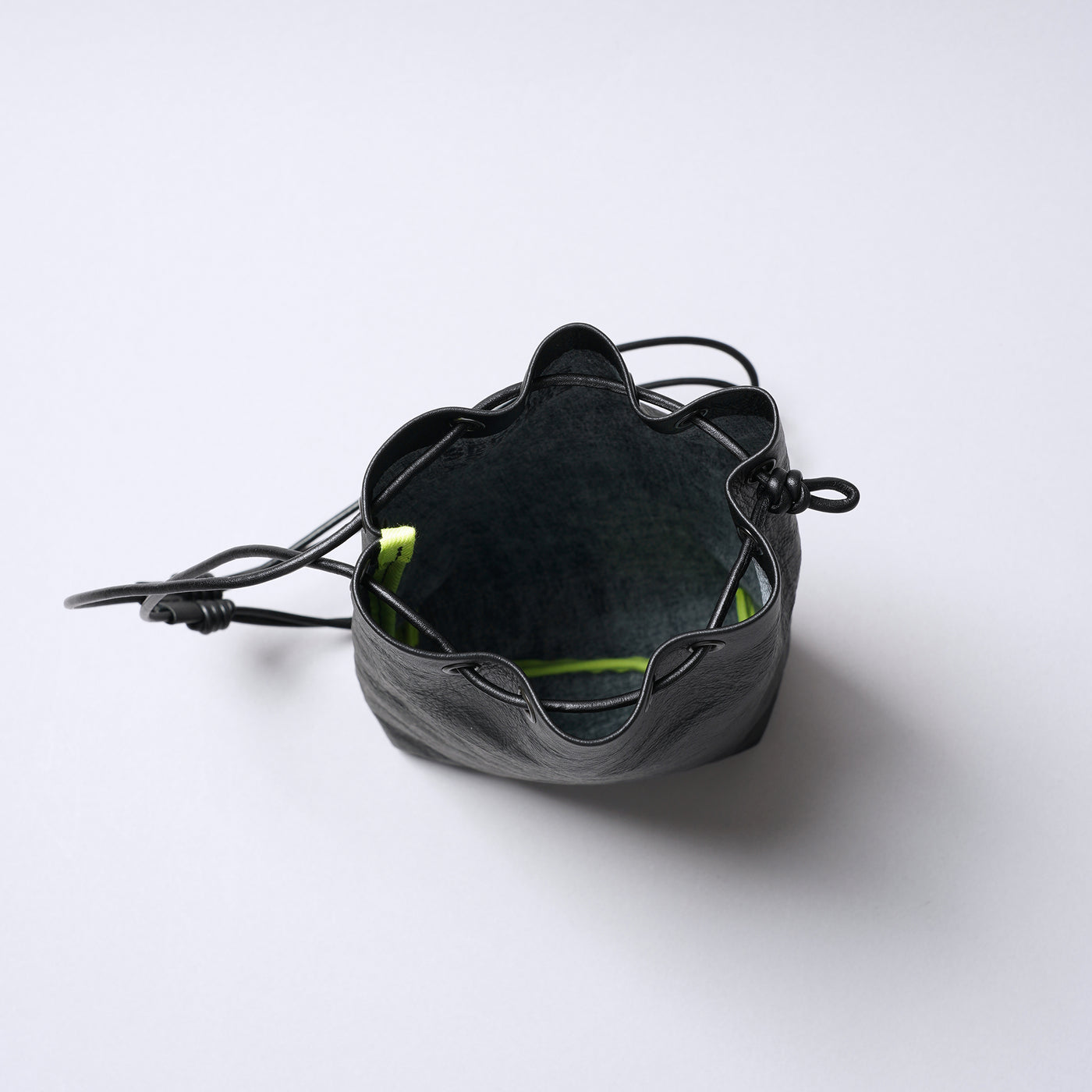 <SENTI FLATTER THE SENSES> Super Lightweight Dyneema Leather Drawstring Bag M  / Black