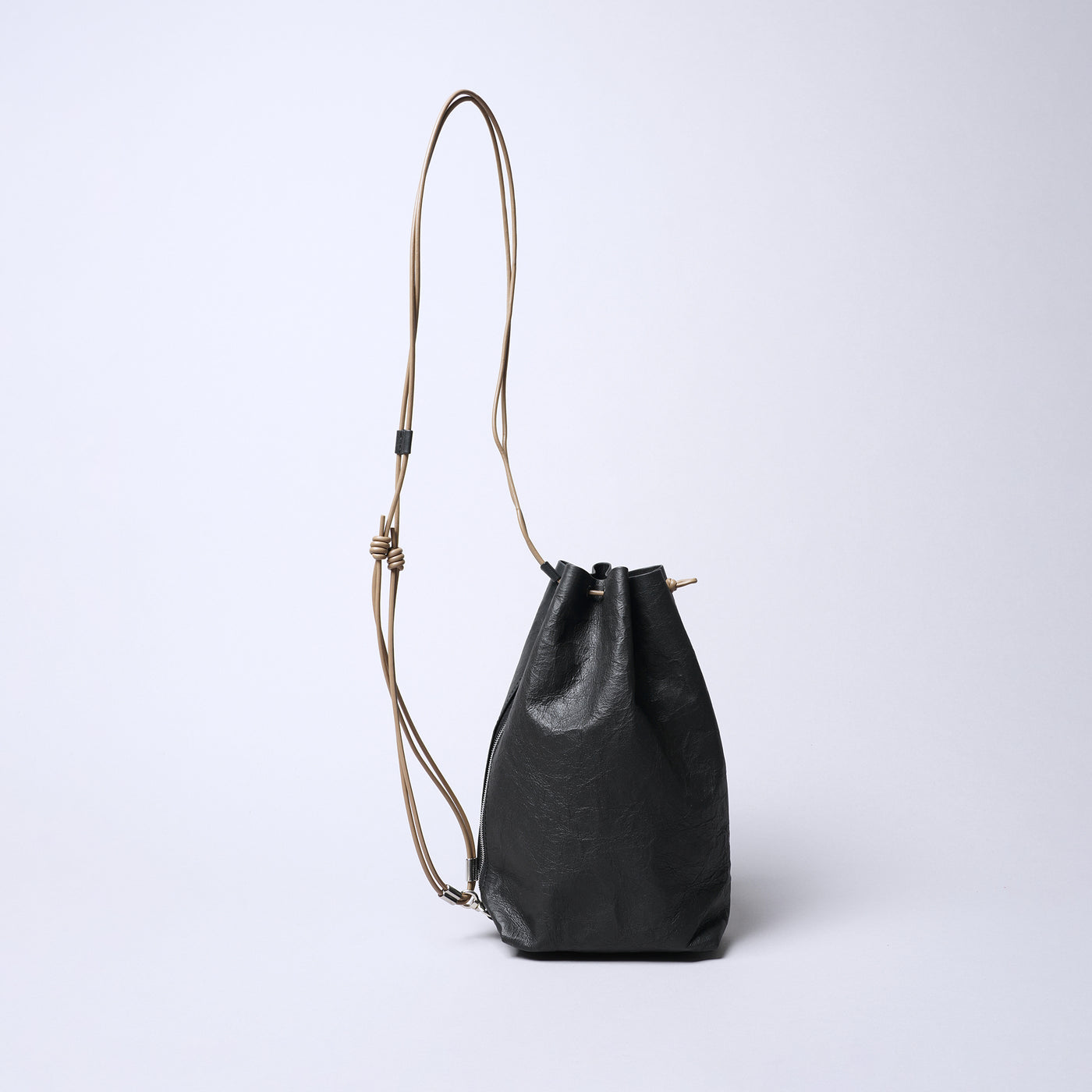 <SENTI FLATTER THE SENSES> Super Lightweight Dyneema Leather Drawstring Bag L  / Black x Camel
