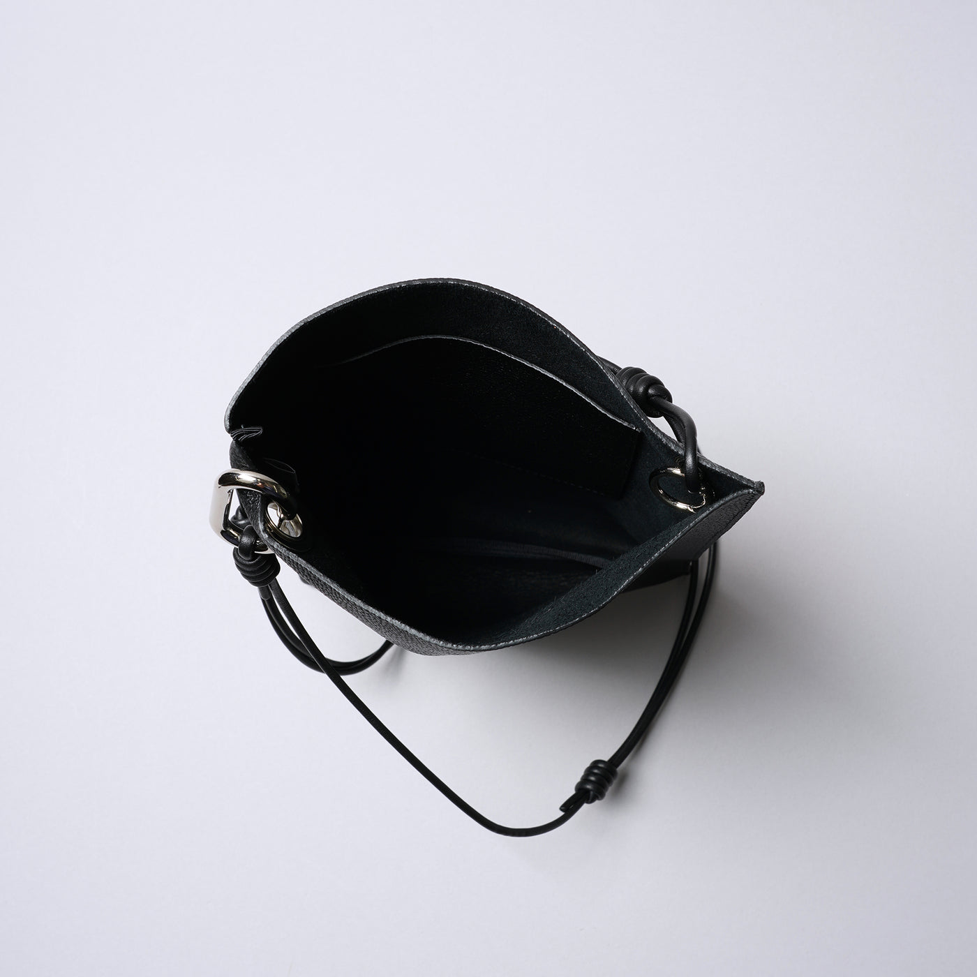 <SENTI FLATTER THE SENSES> Shrink Leather Shoulder Bag / Black