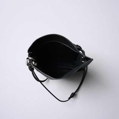 <SENTI FLATTER THE SENSES> Shrink Leather Shoulder Bag / Black