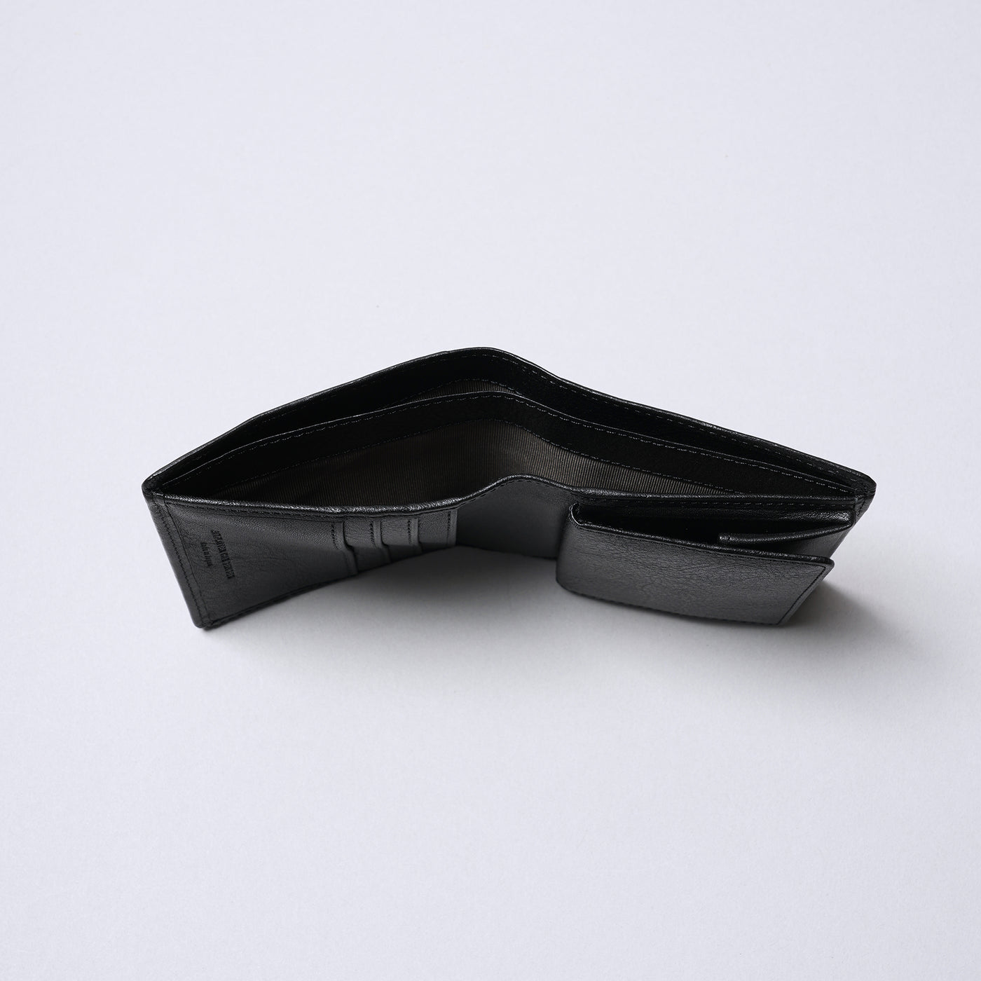 <SENTI FLATTER THE SENSES> Multi Storage Bi-Fold Wallet / Black