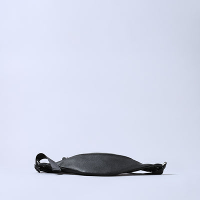 <SENTI FLATTER THE SENSES> Shrink Leather Neck Wallet Flat Body Bag / Black