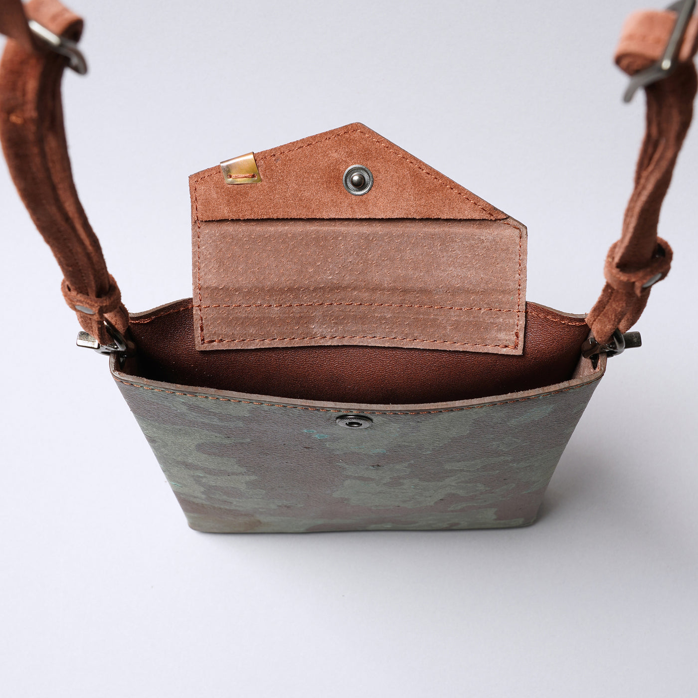 ＜ケウ＞スキニーケース M（8.5inch）/赤銅錆