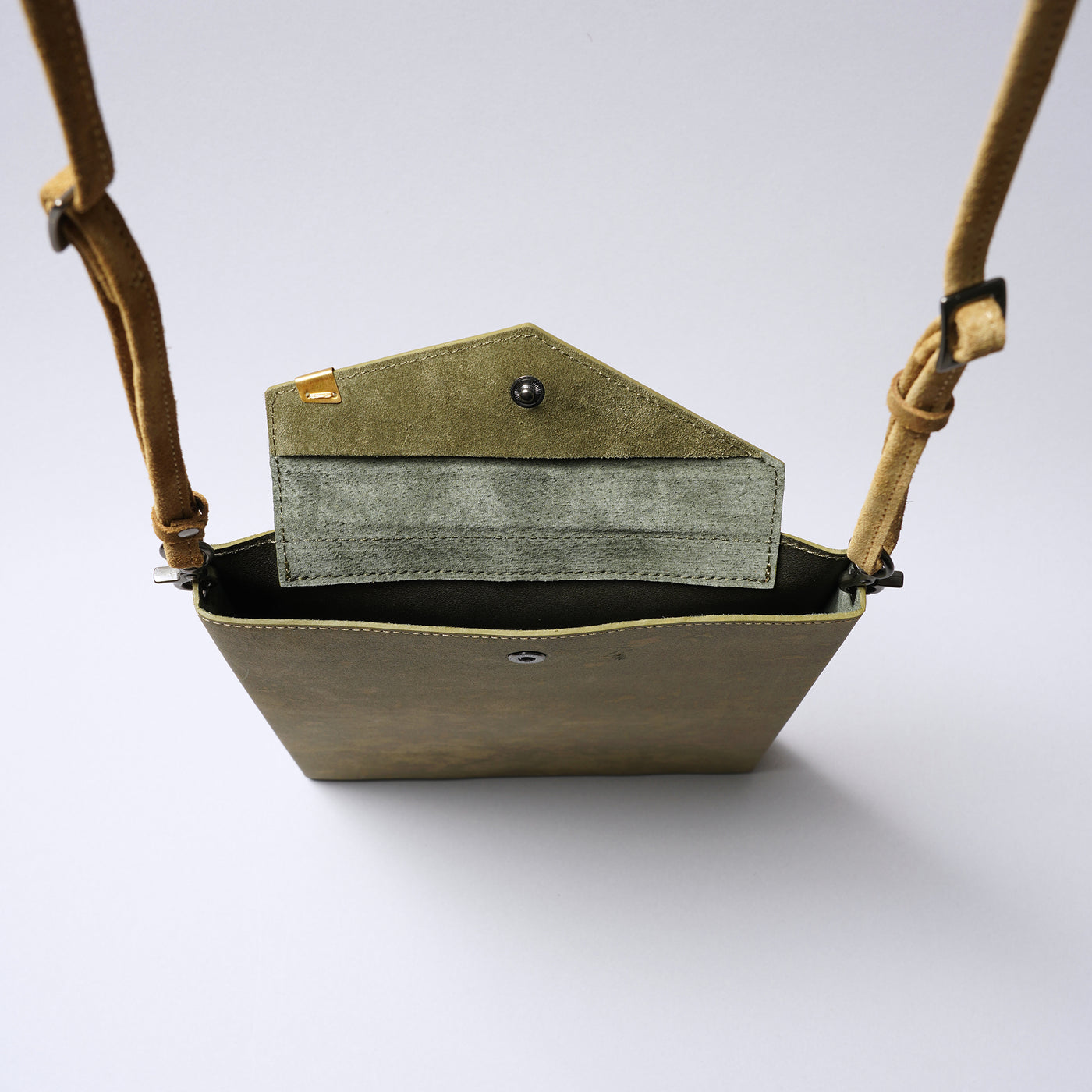 ＜ケウ＞スキニーケース L（11.5inch）/真鍮錆