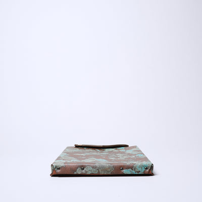 ＜ケウ＞スキニーケース L（11.5inch）/真鍮錆