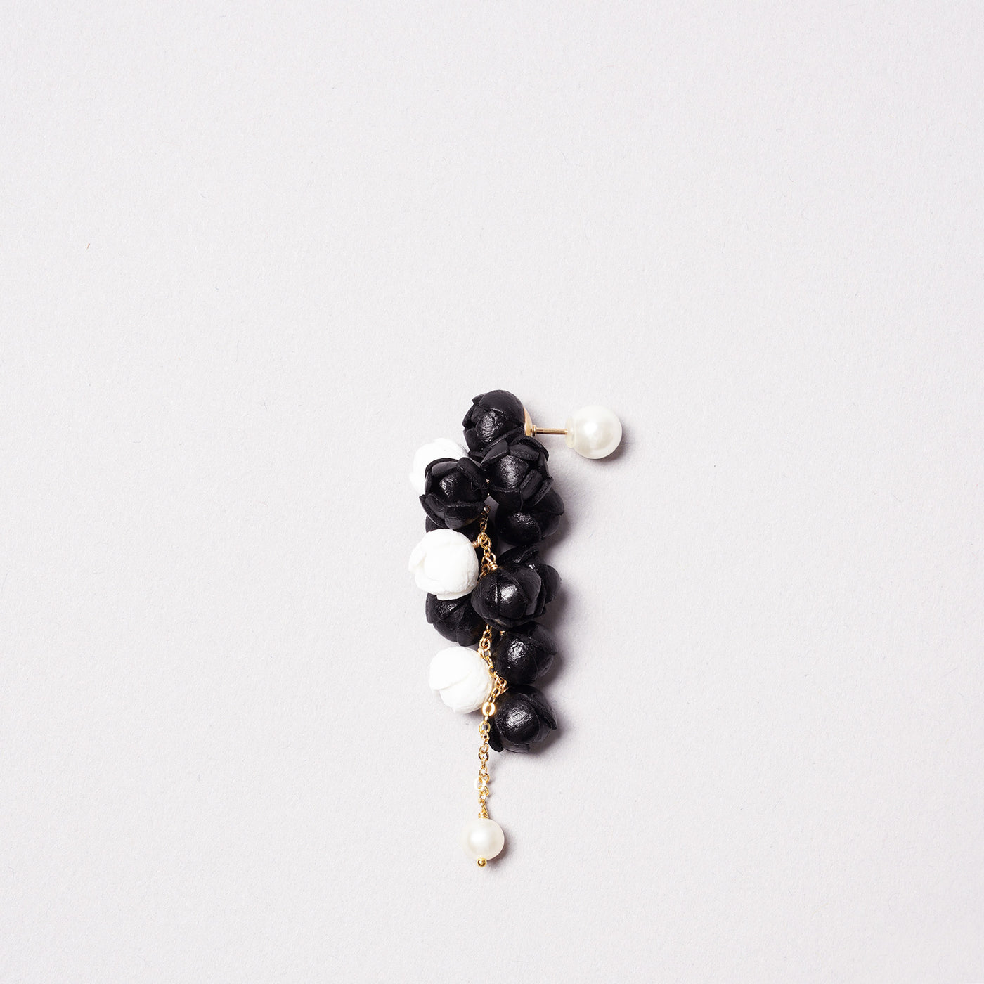<Selieu>Minori Fusa Pierced Earrings / White &amp; Black