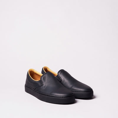 <TOSS> Lance Lance Slip-on Leather Sneakers / Black White