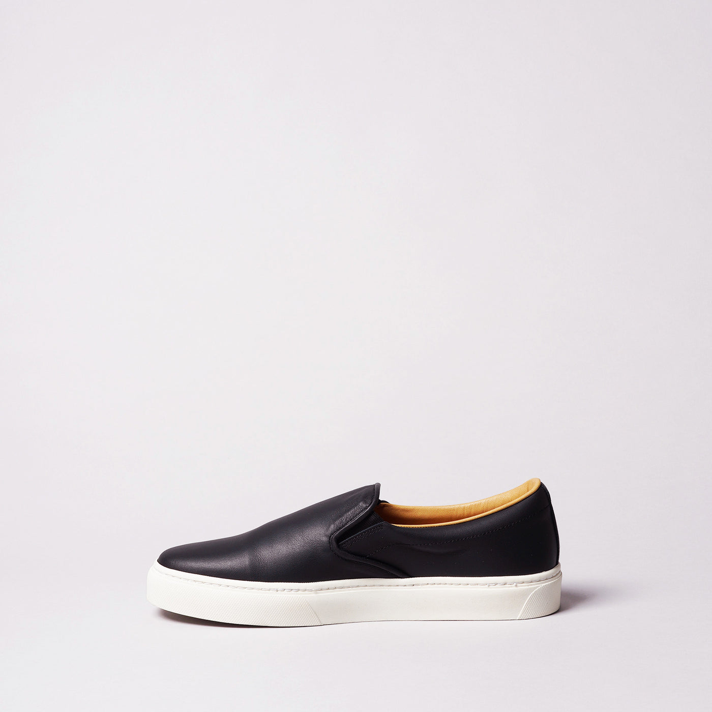 <TOSS> Lance Lance Slip-on Leather Sneakers / Black White