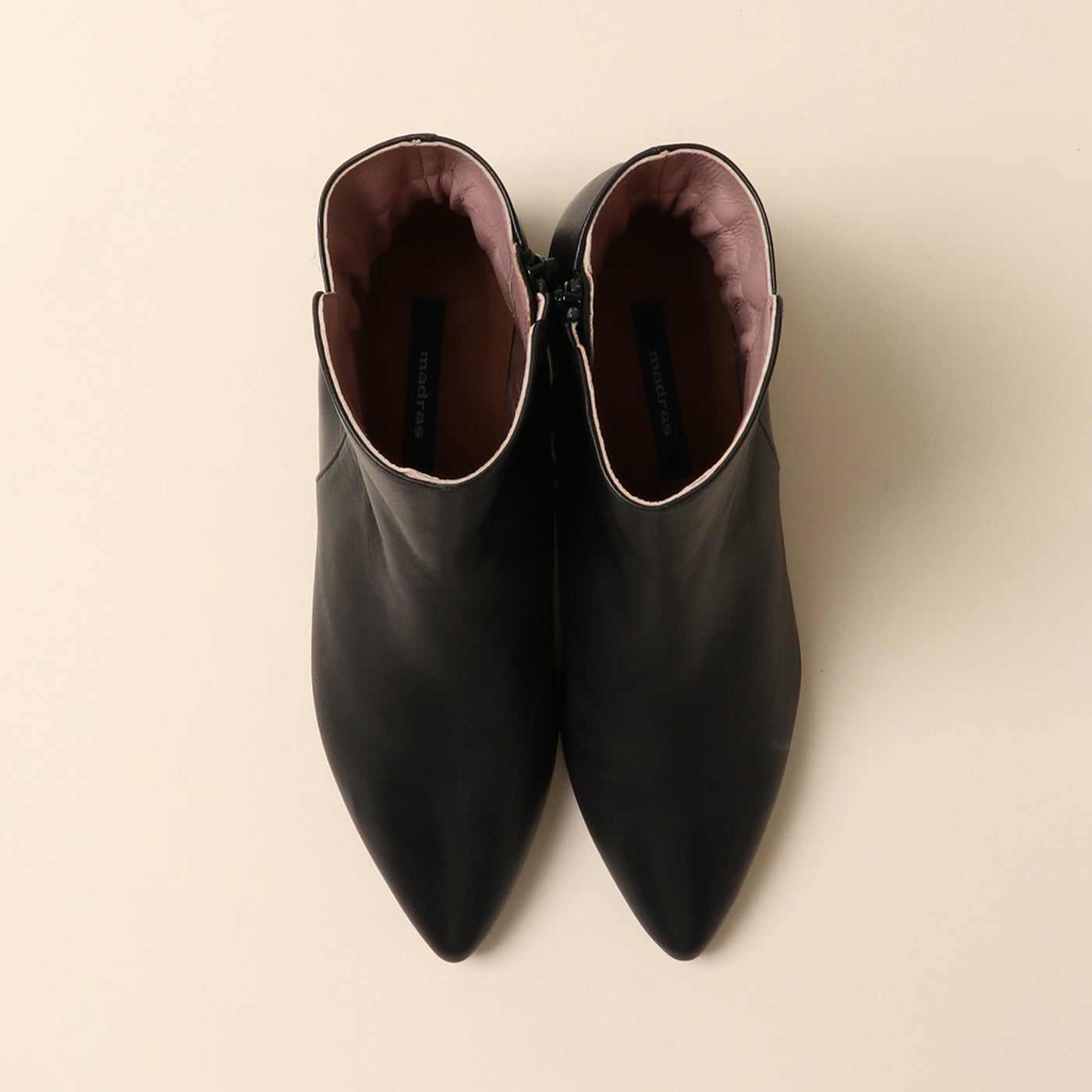 <Madras> Soft conscious ankle gathering short boots/black