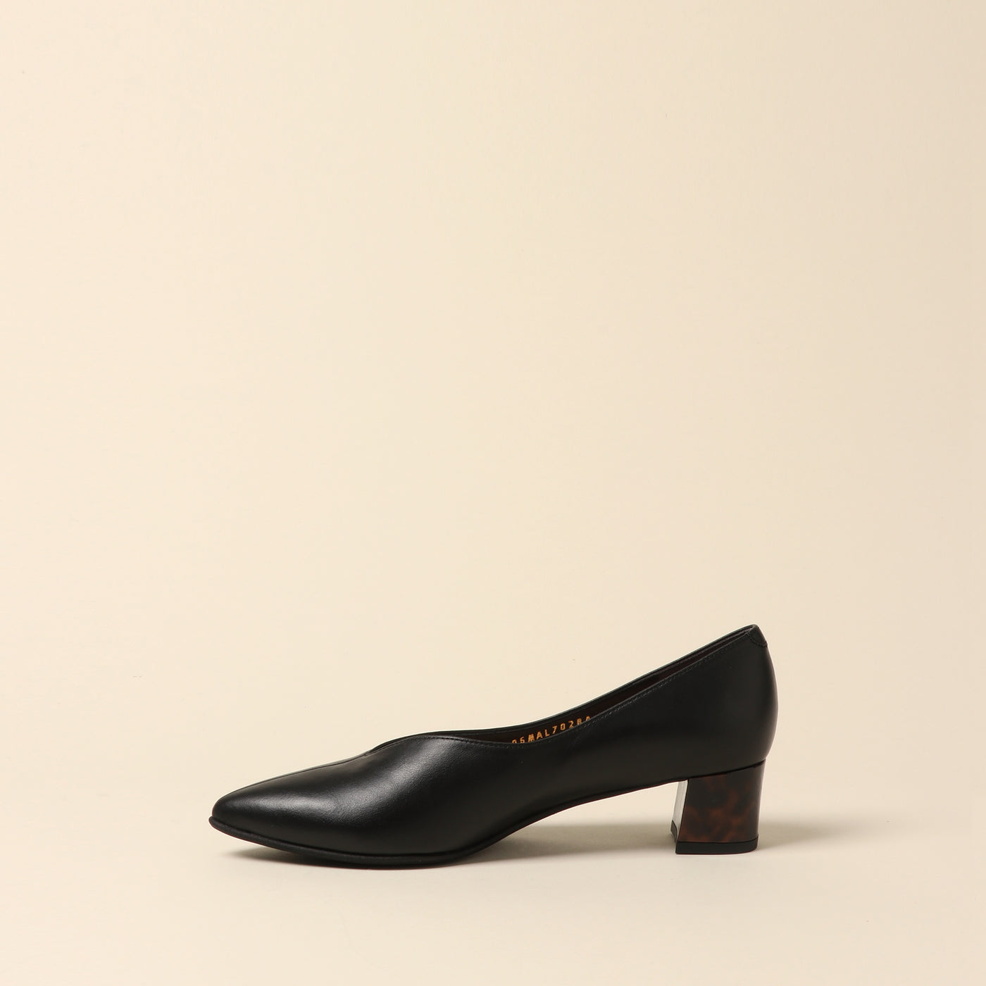 <Madras> V-cut pumps that completely cover the foot / black