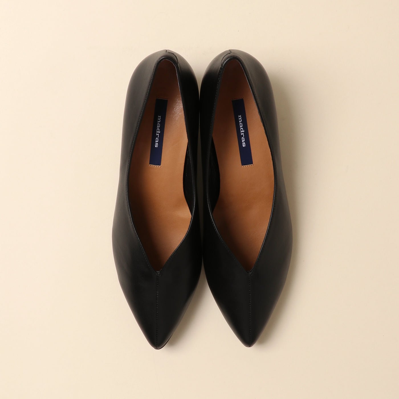 <Madras> V-cut pumps that completely cover the foot / black