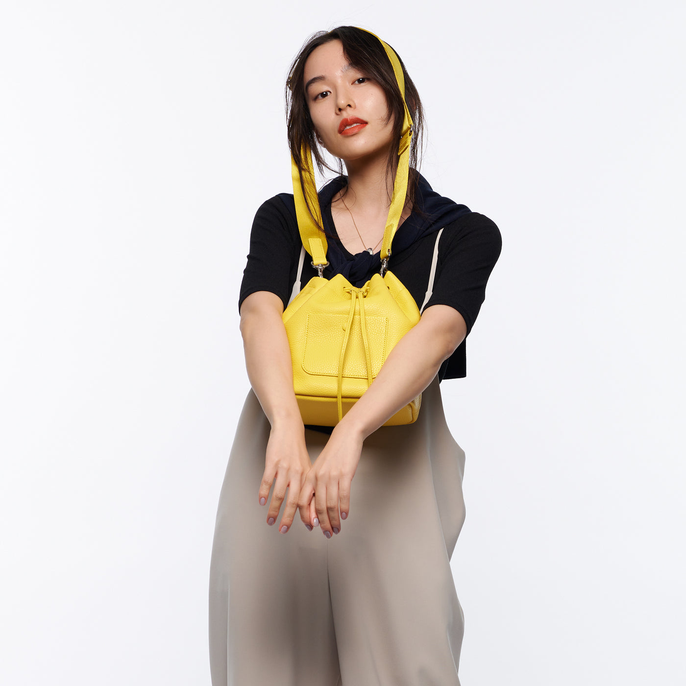 <itten-itten> Drawstring shoulder/yellow