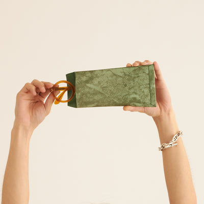 ＜Mojakawa envelope case L / dark green